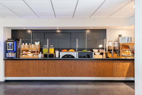 a kitchen with a counter with food on it at City Express by Marriott Paraiso in Paraíso