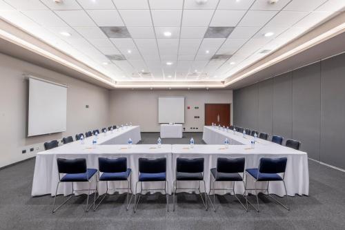 a large conference room with a long table and chairs at City Express by Marriott Paraiso in Paraíso