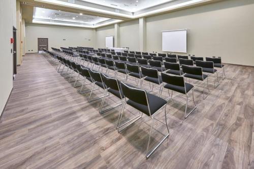 a room with a row of chairs and a whiteboard at City Express Plus by Marriott Leon Centro de Convenciones in León