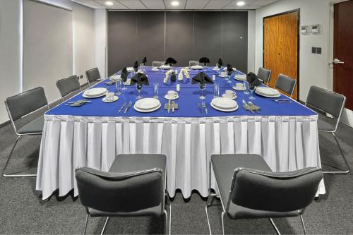 a conference room with a long table and chairs at City Express by Marriott Queretaro Jurica in Querétaro