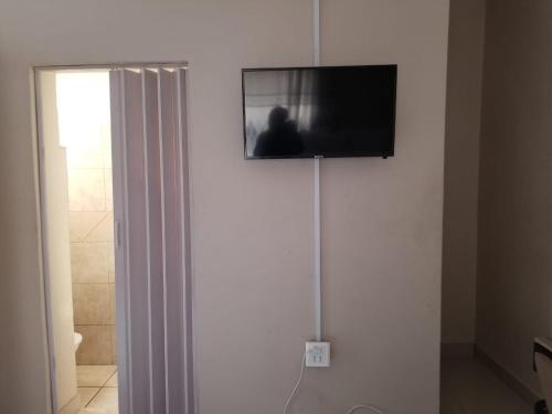 Μια τηλεόραση ή/και κέντρο ψυχαγωγίας στο Pinto City Motel