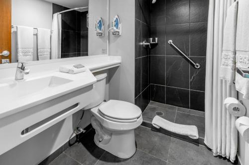 W łazience znajduje się toaleta, umywalka i prysznic. w obiekcie City Express by Marriott Tuxpan w mieście Tuxpan de Rodríguez Cano