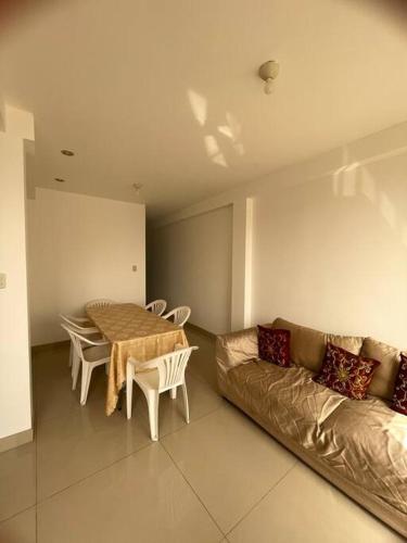 sala de estar con sofá y mesa en Apartamento privado pueblo libre, en Lima