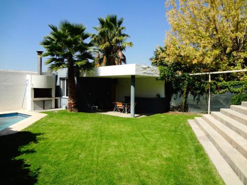 uma casa com um quintal com relva verde em Casa en bonito barrio residencial - Ciudad em El Challao
