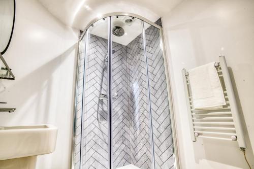 リンカーンにあるSuite 2- 2 Bed Apartmentのバスルーム(ガラスドア付きのシャワー付)