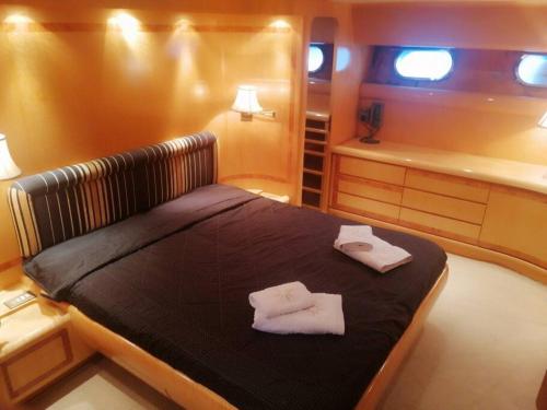 een slaapkamer met een bed met twee handdoeken erop bij Luxury Vacations, Accommodation in Néa Péramos