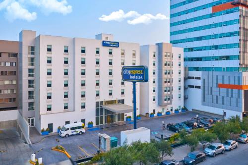 a street sign in front of a large building at City Express by Marriott Tijuana Rio in Tijuana