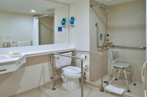 La salle de bains est pourvue de toilettes, d'un lavabo et d'un miroir. dans l'établissement City Express by Marriott Zacatecas, à Zacatecas