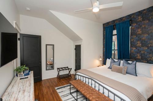 ein Schlafzimmer mit einem großen Bett mit einer Wand mit blauen Akzenten in der Unterkunft Prime Walkable Location Spacious Home w Hot Tub in Nashville