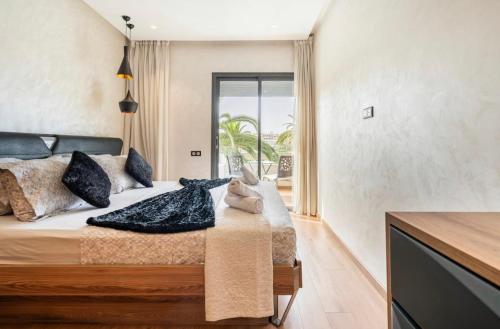 a bedroom with a large bed and a balcony at Incantevole Luxury apprt nel cuore di Casablanca in Casablanca
