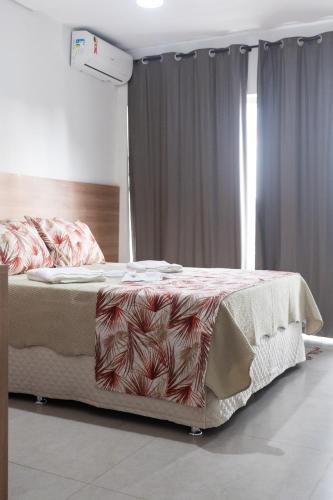 sypialnia z dużym łóżkiem z kocem w obiekcie Hotel Central w mieście Boa Esperança