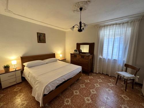 een slaapkamer met een bed, een ladekast en een spiegel bij 81Passi in Casale Marittimo