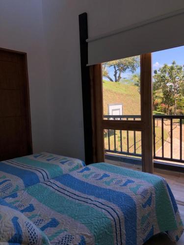 1 dormitorio con cama y ventana con vistas en La parsela, en Rionegro
