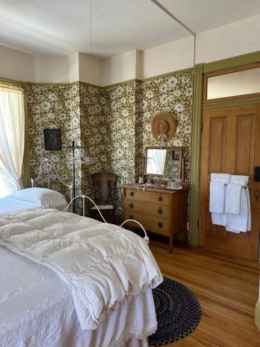 Ένα ή περισσότερα κρεβάτια σε δωμάτιο στο Gable House Bed and Breakfast Inn