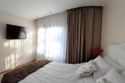 a bedroom with a bed with a television on the wall at Espacio en Tres Arroyos in Tres Arroyos