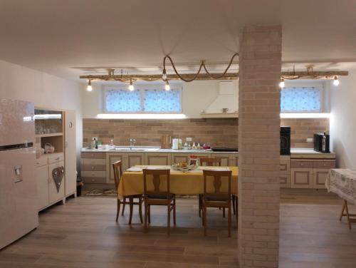 uma cozinha com mesa e cadeiras num quarto em Casa Crognale em Lanciano