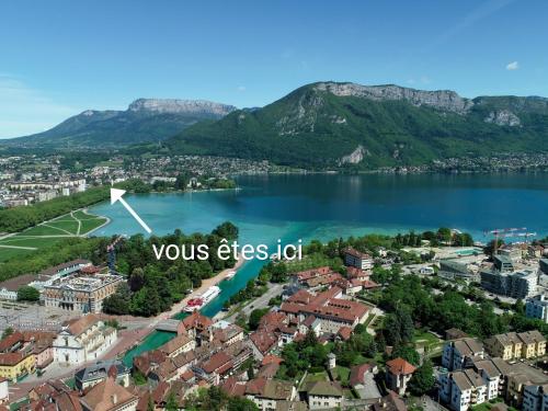 una vista aérea de una ciudad y un lago en Studio moderne, place parking privé, emplacement idéal à 100 m du lac., en Annecy