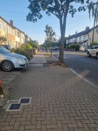 Η γειτονιά γύρω από ή μία γειτονιά κοντά σε αυτό το δωμάτιο σε οικογενειακή κατοικία
