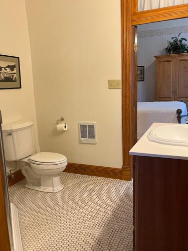 Ένα μπάνιο στο Gable House Bed and Breakfast Inn