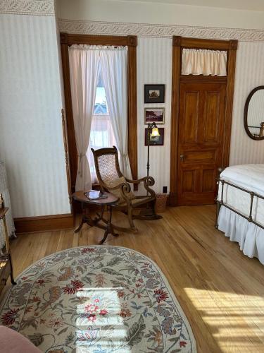 Ένα ή περισσότερα κρεβάτια σε δωμάτιο στο Gable House Bed and Breakfast Inn