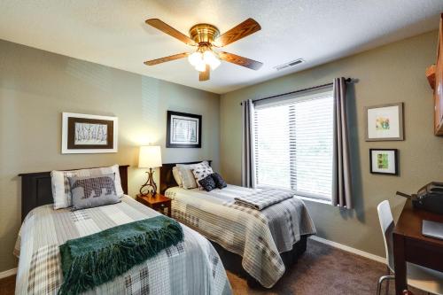 1 dormitorio con 2 camas y ventilador de techo en Cozy Flagstaff Retreat with Fireplace and Gas Grill!, en Flagstaff