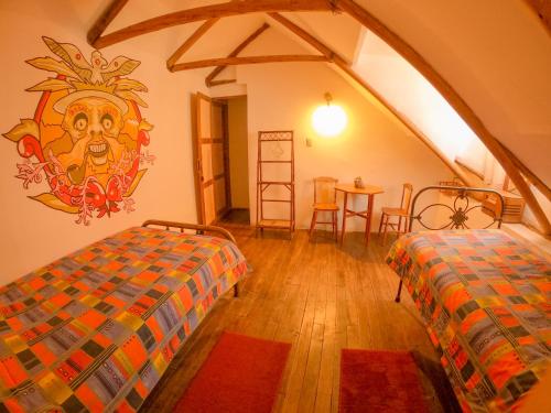 um quarto no sótão com 2 camas e uma mesa em Anata Hostal em La Paz