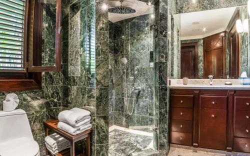 y baño con ducha y lavamanos. en Sunny Vacation Villa No 53, en San Rafael del Yuma