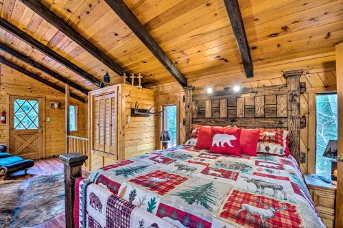 Ένα ή περισσότερα κρεβάτια σε δωμάτιο στο Deck and Hot Tub Bear Country Cabin in Ruidoso