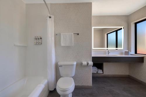 Bilik mandi di Holiday Inn Express Hotel & Suites Moab by IHG