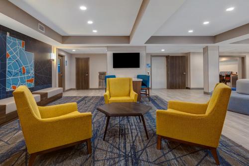 Televisyen dan/atau pusat hiburan di Holiday Inn Express Hotel & Suites Moab by IHG