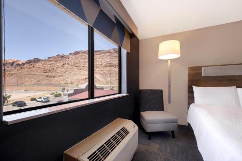 Postel nebo postele na pokoji v ubytování Holiday Inn Express Hotel & Suites Moab by IHG