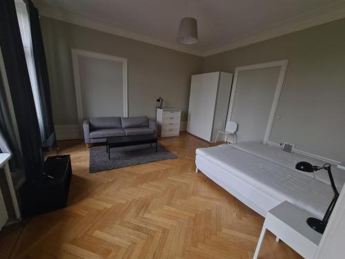 - une chambre avec un grand lit et un canapé dans l'établissement Home Inn SVG108, à Stockholm