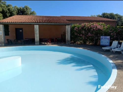 Bazén v ubytování Mobile home camping Ardèche nebo v jeho okolí