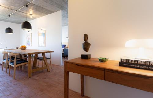 une salle à manger avec une table en bois et une salle à manger dans l'établissement Columbano Suites Accomodations Lisboa - Praça de Espanha, Sete Rios - Bookable parking, à Lisbonne