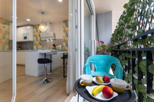 a tray with fruit on a table on a balcony at Apartamento tranquilo y céntrico en Santander in Santander
