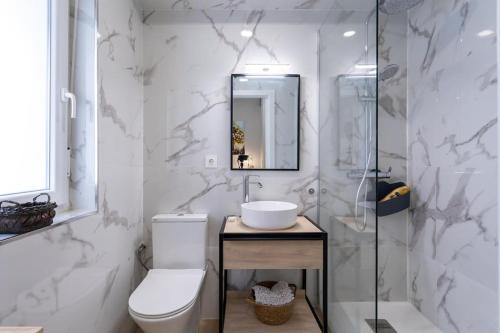Apartamento tranquilo y céntrico en Santander في سانتاندير: حمام مع مرحاض ومغسلة ومرآة