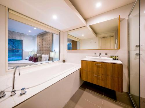 Kamar mandi di Grand Mercure the Vintage, Accor Vacation Club Apartments