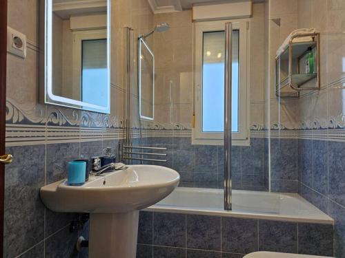 La salle de bains est pourvue d'un lavabo et d'une douche. dans l'établissement C03A02 Apartamento con piscina y garaje, à Cicero