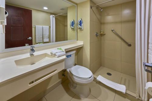 La salle de bains est pourvue d'un lavabo, de toilettes et d'une douche. dans l'établissement City Express by Marriott Campeche, à Campeche