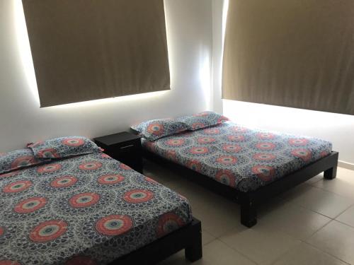 duas camas num pequeno quarto com em APARTAMENTO FRENTE A LA PLAYA EN COVEÑAS em Coveñas