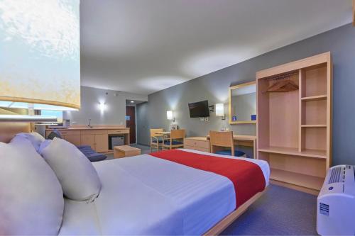a hotel room with a bed and a desk at City Express by Marriott Saltillo Sur in Saltillo