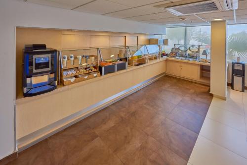 a large room with aasteryasteryasteryasteryasteryasteryasteryasteryasteryasteryastery at City Express by Marriott Saltillo Sur in Saltillo