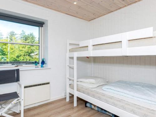 Katil atau katil-katil dalam bilik di 6 person holiday home in Hjørring-By Traum