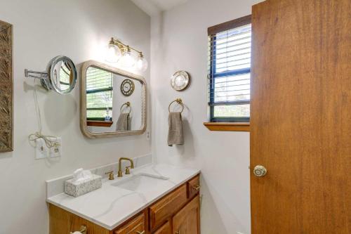 een badkamer met een wastafel en een spiegel bij Prescott Retreat with Gas Grill, Deck and Fireplace in Prescott