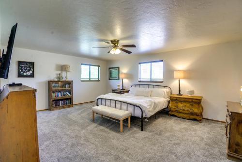 普雷斯科特的住宿－Prescott Retreat with Gas Grill, Deck and Fireplace，一间卧室配有一张床和吊扇