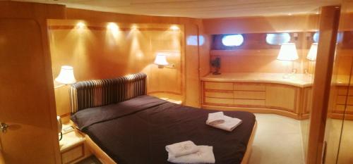 um pequeno quarto com uma cama e um lavatório em Luxury Vacations, Accommodation em Nea Peramos
