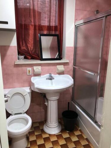 W łazience znajduje się toaleta, umywalka i prysznic. w obiekcie 1C CLOSe w Nowym Jorku