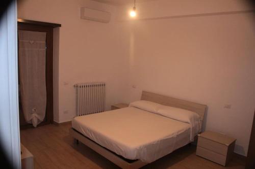 una piccola camera con letto e tavolo di Alloggio turistico a casa di Paoletto a Fiumicino