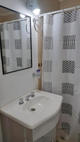 Un baño blanco con lavabo y ducha. en MG ESQUEL, en Esquel