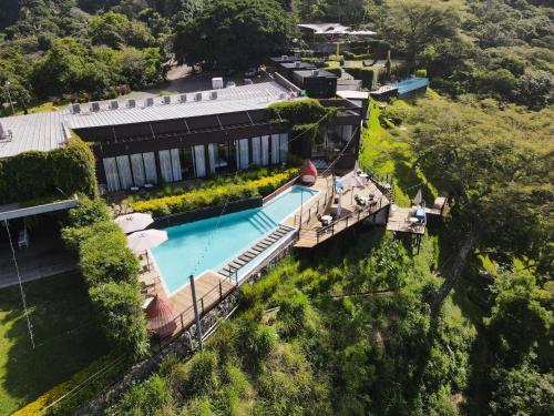 an aerial view of a house with a swimming pool at Cardedeu Hotel Lago de Coatepeque in El Congo